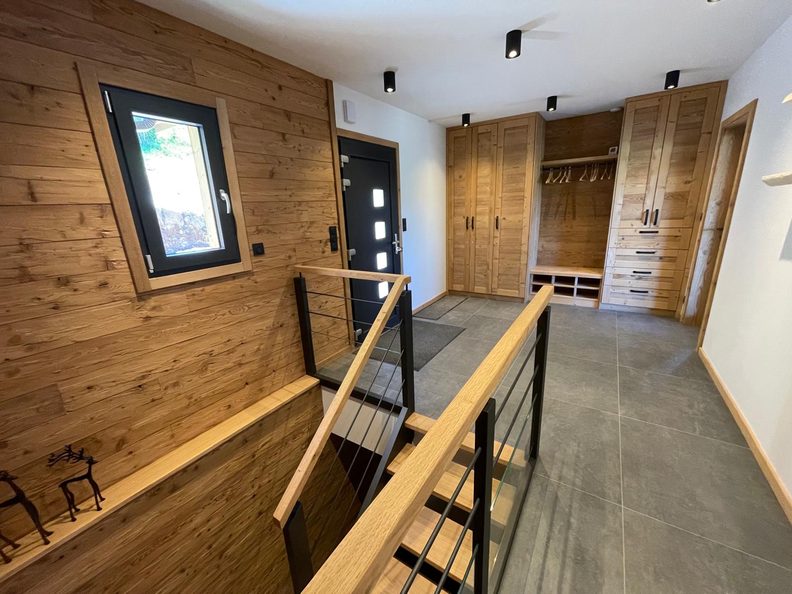 Hall supérieur du chalet près de la porte d’entrée